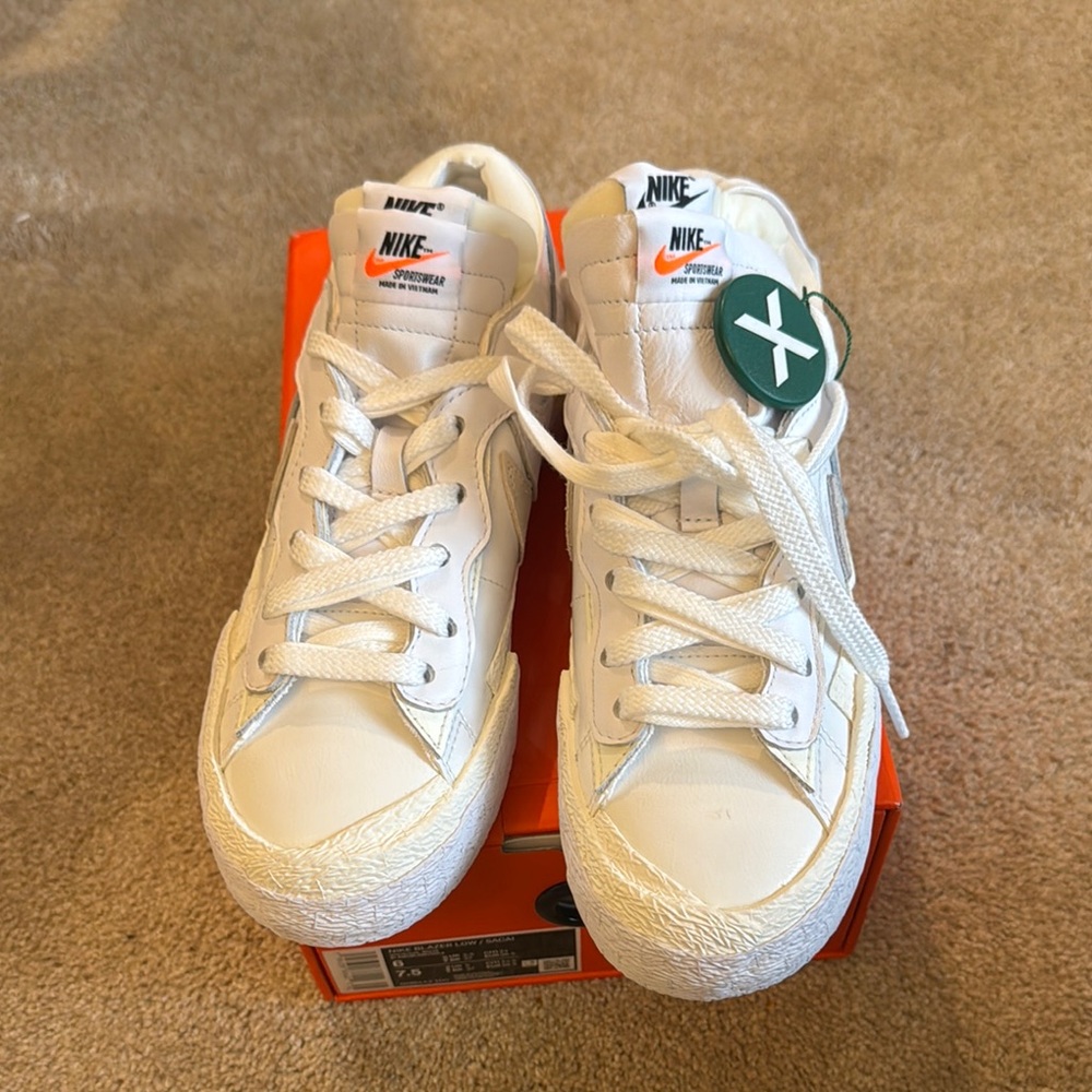 Nike Women’s Blazer Low/Sacai   White Sneakers Size 7.5 Women/Size 6 Men’s